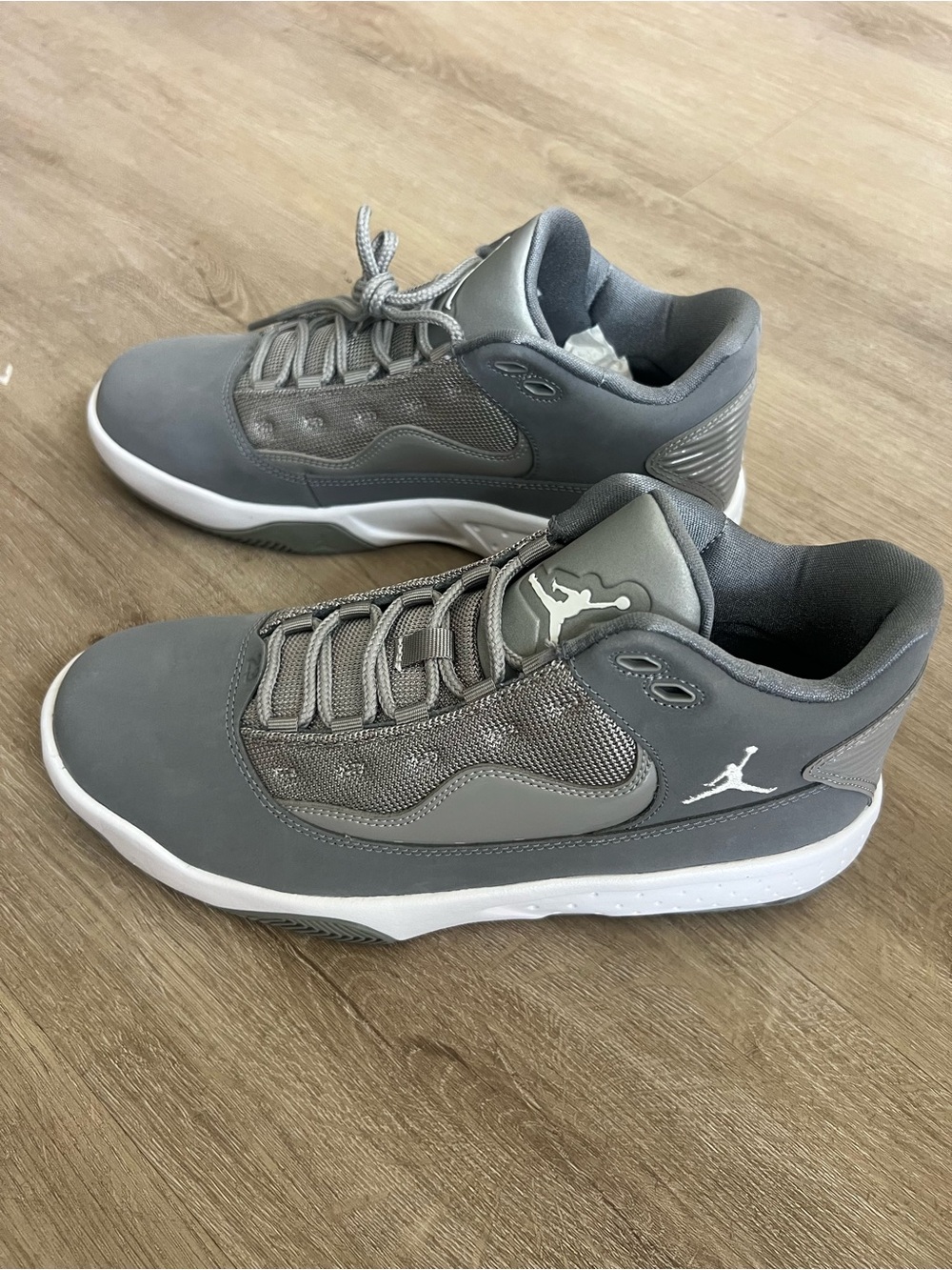 Men's Size 7.5 Max Aura 2 Mid Sneaker Grey and White